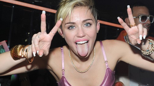 Micsoda vallomás: Miley Cyrus így keserítette meg sokáig Hailey Baldwin életét