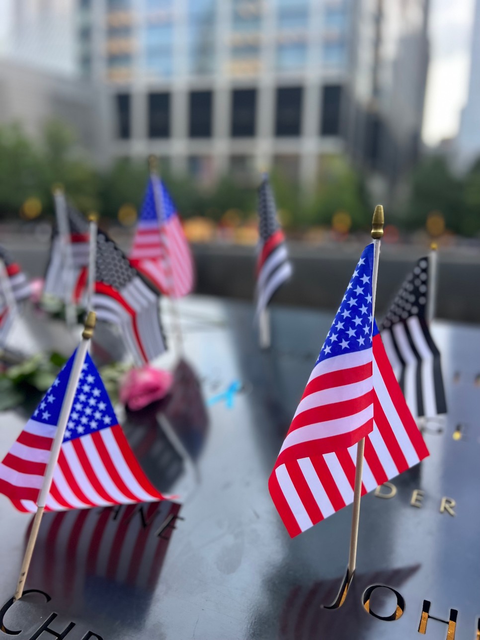 Az áldozatok emlékhelyéhez egész nap érkeznek a hozzátartozók