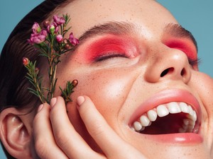 Így sminkelj, ha rosaceás az arcbőröd