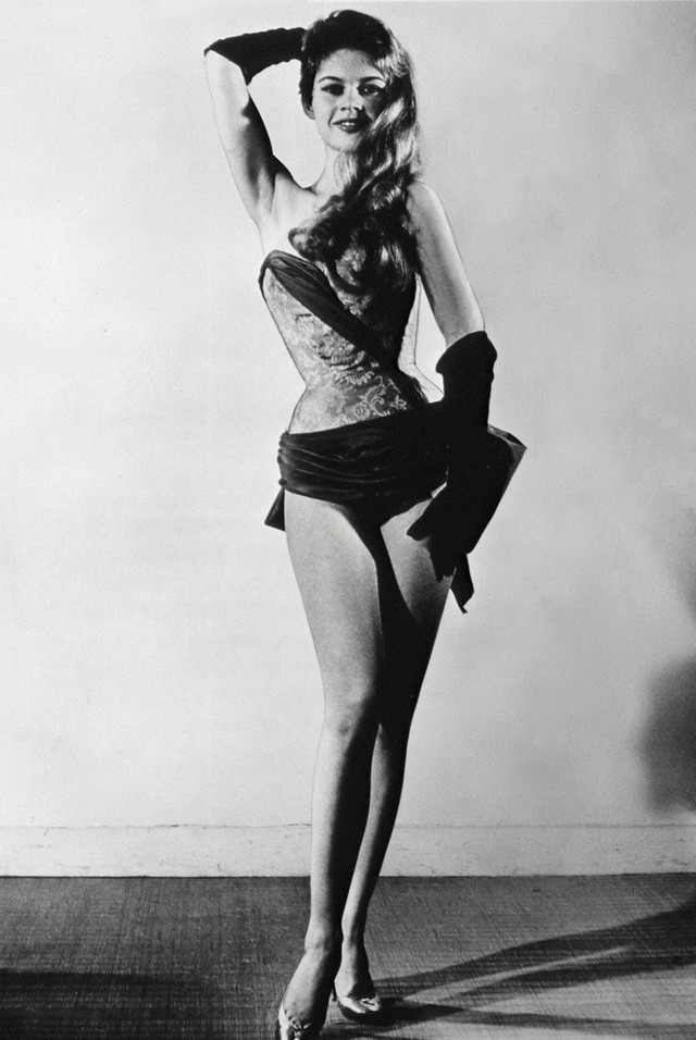 Brigitte Bardot első igazán híres szerepe a Sztriptíz-kisasszony címszerepe volt, ahol egy ma már ártatlannak tűnő vetkőzős produkciót adott elő a párizsi sztriptízversenyen, de 1956-ban ez bizony izzóan erotikusnak tűnt