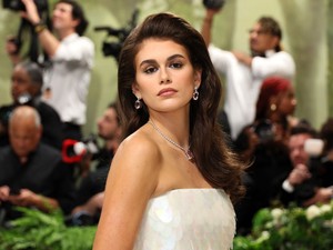 A történelem megismétli önmagát: Cindy Crawford lánya az édesanyja ruháját viselte, kísérteties köztük a hasonlóság