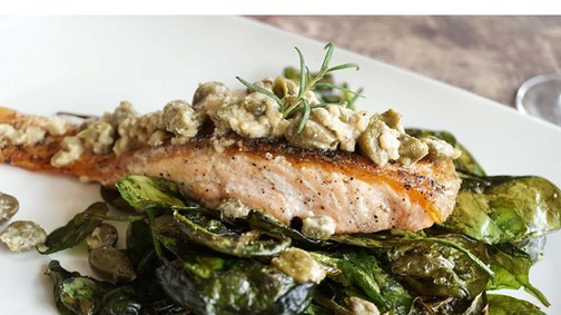 Tökéletes randivacsora: Pezsgős-kapribogyós serpenyőben sült lazacfilé, spenótchipssel