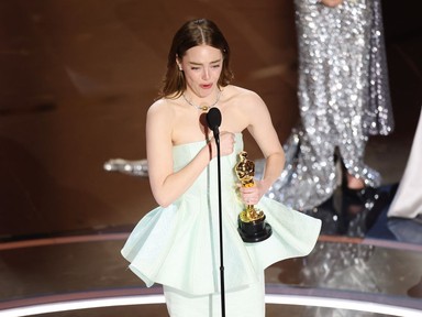 Hatalmas baki: Emma Stone ruhája eltört az Oscar-gálán