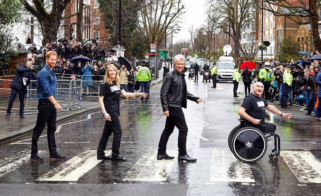 Harry, Bon Jovi és az Invictus Game kórusának két tagja