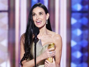 Igen, a 62 éves Demi Moore melltartóban és bugyiban pózol a címlapon, és ehhez minden joga megvan