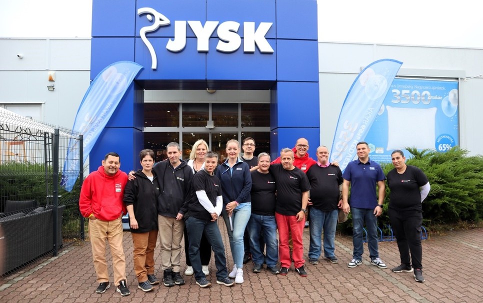 A társadalmi felelősségvállalás nem csupán szlogen a JYSK életében – a nemzetközi vállalat lokális szinten is aktívan keresi azokat a lehetőségeket, ahol kézzelfogható segítséget nyújthat.