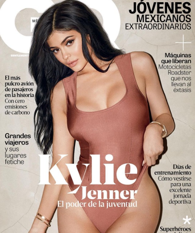Napi szexi: Kylie Jenner egy igen merész bikiniben pózolt a férfimagazinnak