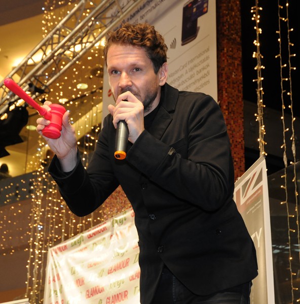 Lakatos Márk vezette a jótékonysági árverést