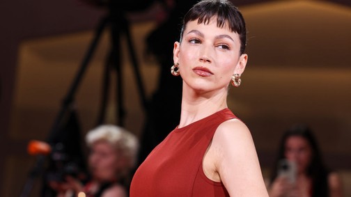 A nagy pénzrablás Tokiója élete legmerészebb pucérruhájában lépett a vörös szőnyegre: Úrsula Corberó csak úgy ragyogott