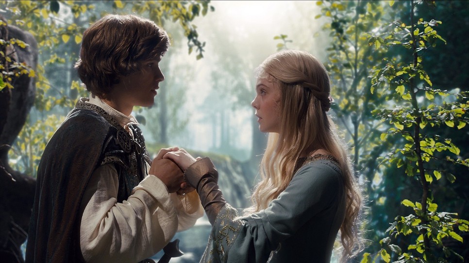 Elle Fanning Aurórát formálta meg a Demóna című Disney remake-ben 