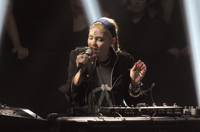 Szivárványszín és szédítő popzene: Ez Grimes világa