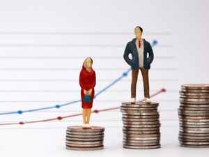 Sokkal kevesebb nő jut jól fizető munkához, mint férfi, és ez tarthatatlan