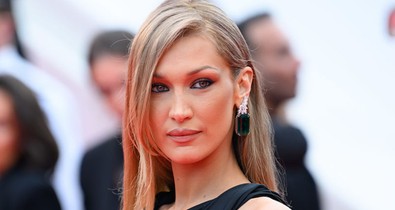 Bella Hadid arcpirító meztelenruhája nem sokat hagy a képzeletre, elképesztően merész darabot vállalt be