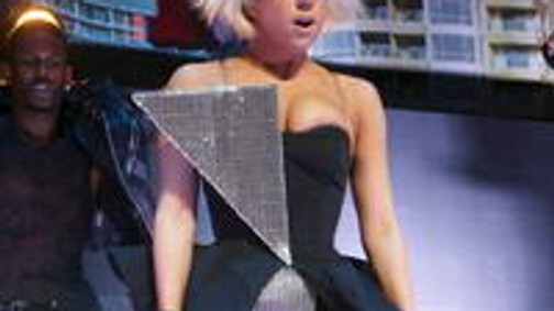 Lady Gaga maga tervezi ruháit