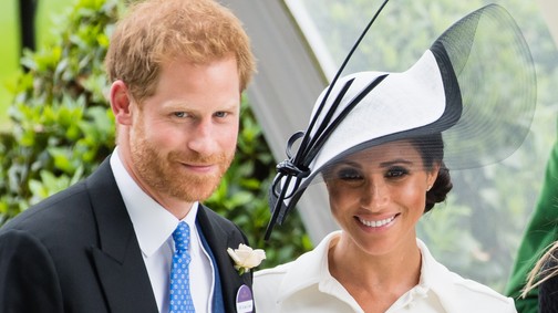 Meghan Markle két tökéletes nyári szettet, Harry herceg pedig pucér felsőtestet villantott a lovaspóló meccsen