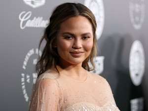 Már hatalmas Chrissy Teigen pocakja, de hogy ennél rémesebb ruhát aligha láttunk, az biztos