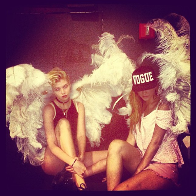 Palvin Barbi és Stella Maxwell nem angyalok, akármennyire is annak tűnnek.