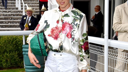 Nyeregben a topmodell: kiszőkült, lóversenyt nyert