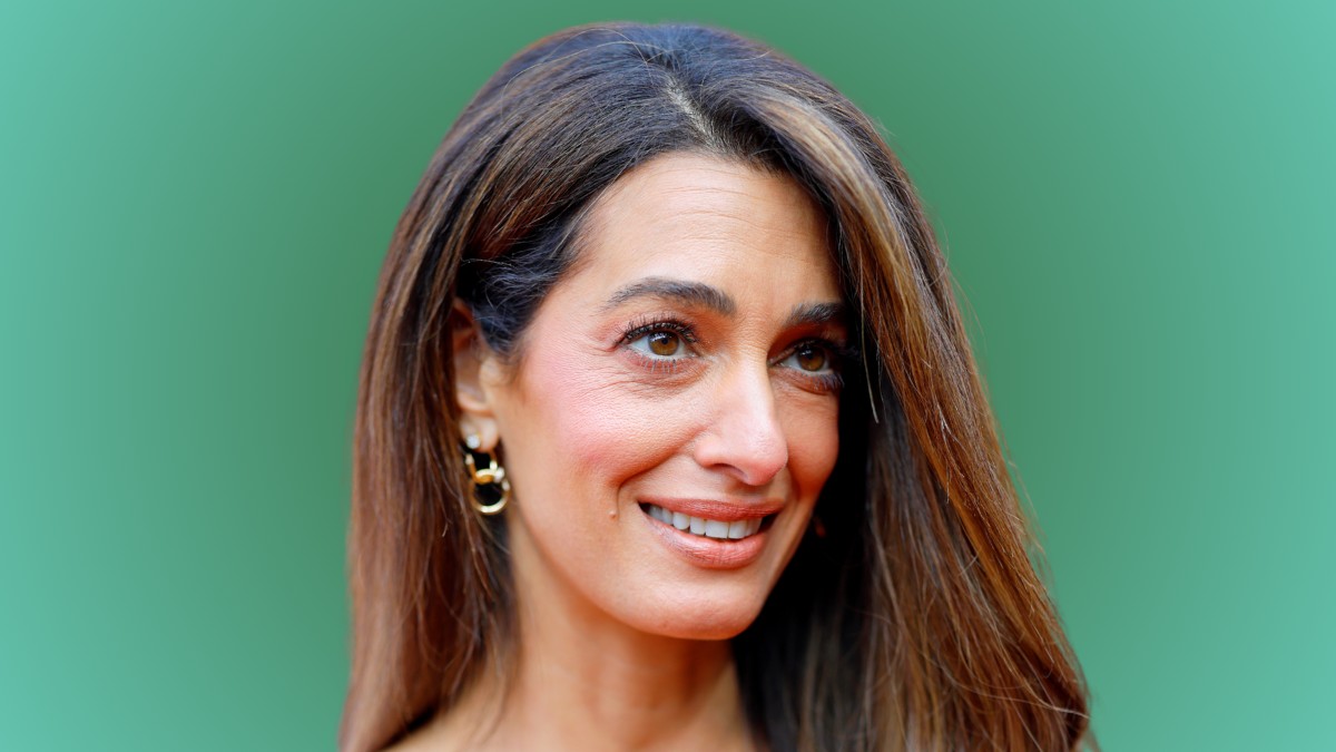 Amal Clooney testhez simuló ruhája valami álomszép, királynőként tündököl George Clooney oldalán