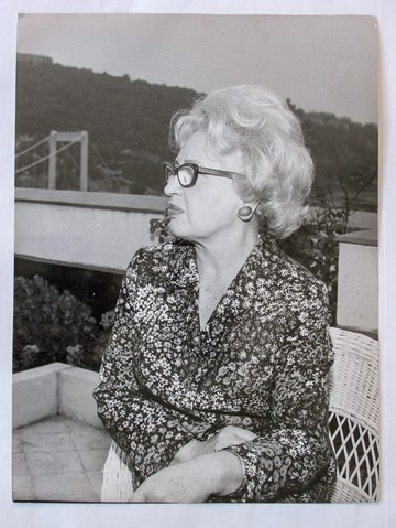 Rotschild Klára Petőfi téri dunai panorámás lakásának tetőteraszán, 1973