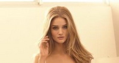 Ettől tökéletes Rosie Huntington-Whiteley alakja