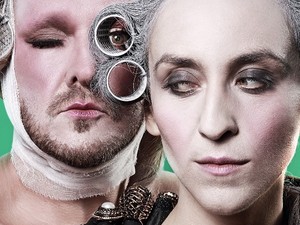 Lakatos Márk és Bocskor Bíborka vizuális őrületet produkálnak a Trafó színpadán