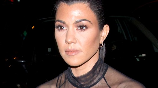 Kourtney Kardashian kiegészítőként viselte a bimbótapaszt!
