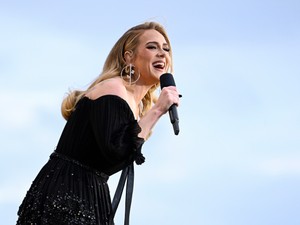 Adele visszatért a színpadra két eszméletlen ruhában
