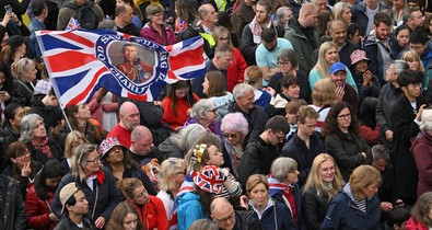 Károly király koronázása rögtönzött  divatbemutatóba csapott át - de nem kér belőle mindenki