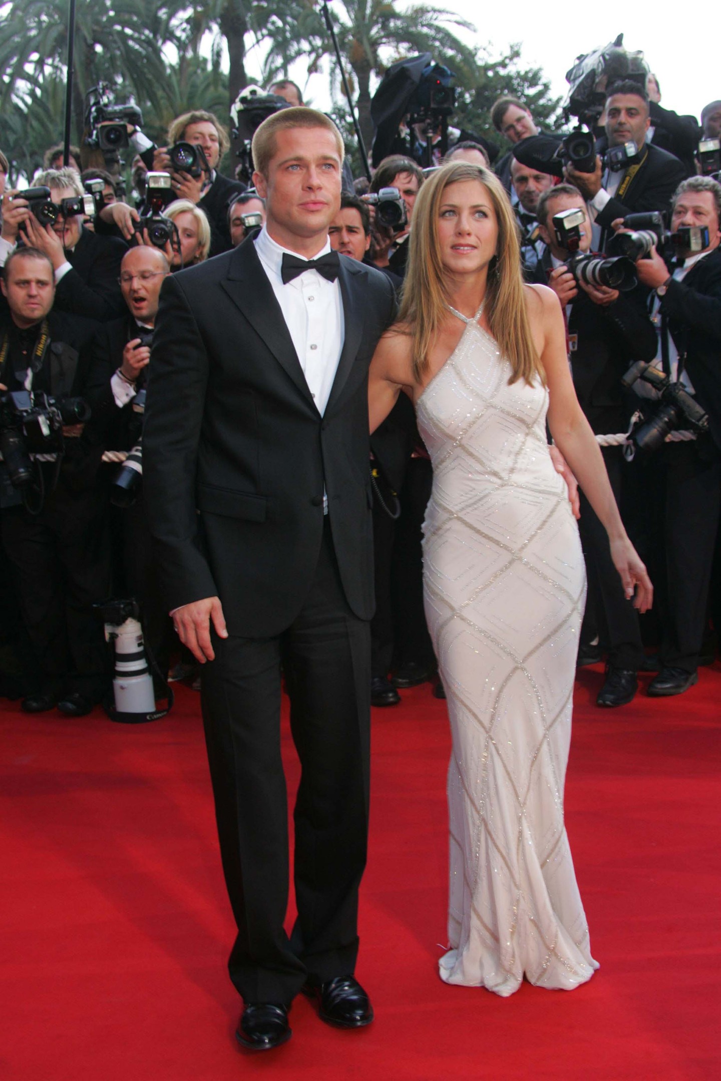 2004 - Cannes vitathatatlanul a legelbűvölőbb filmfesztivál, és Jennifer Aniston egy kristályokkal kirakott, elefántcsont Versace kreációban ragyogott a vörös szőnyegen. A nyakmegoldás alapvetően korainak tűnik, de, ha jobban megnézzük, ez a design még 20 évvel később is lenyűgözően néz ki.