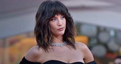 A nagy pénzrablás színésznője gyakorlatilag meztelenül lépett az utcára, mindössze egy sikkes, áttetsző leplet viselt