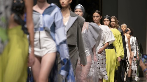 Divat a képzőművészet templomában: Az elmúlt tíz év legizgalmasabb, kiállítótérben megrendezett divatbemutatói