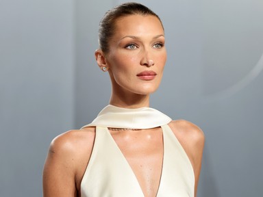 Bella Hadid nem sokat bízott a képzeletre, csupán flitterek takarják a modell testét friss fotóin