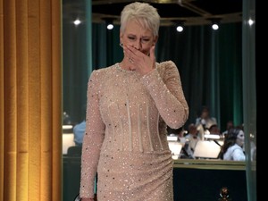 Videón, amint Jamie Lee Curtis magyarul énekel Oscar-díjjal a kezében