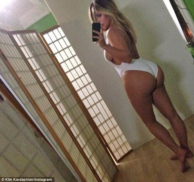 kim kardashian, meztelen, szelfi, pucér szelfi, szőke haj, twitter, szülés, szülés után, vetkőzés