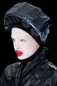 Srej Zsófi fején az alupalackokból készített dísz.