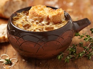 Dombai Laura családjának a kedvence: hagymaleves fokhagymás pirítóssal