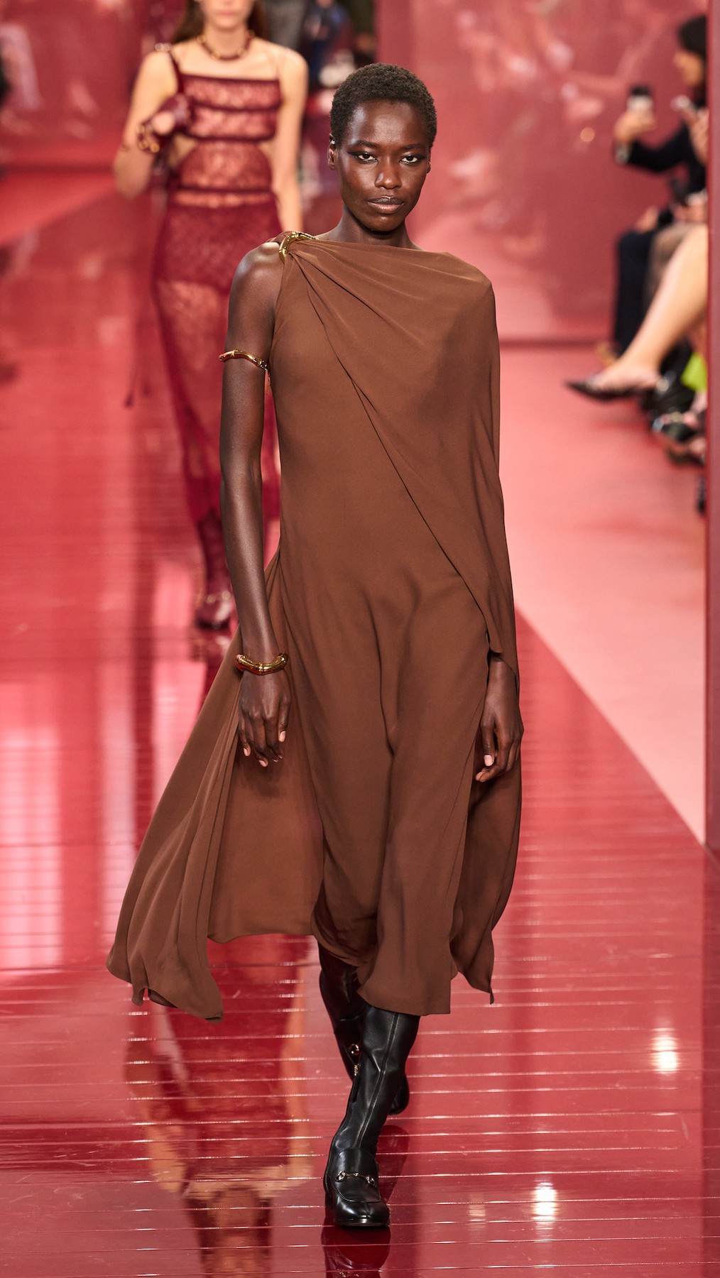 A Gucci 2025-ös kifutójárol sem hiányozhatott a Mocha Mousse, ahol a teljes megjelenés egy árnylatban jelent meg