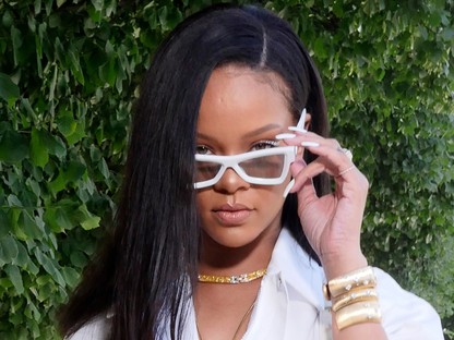 Rihanna bejön a hálószobádba, és ad néhány cuccot, amitől elpirulsz