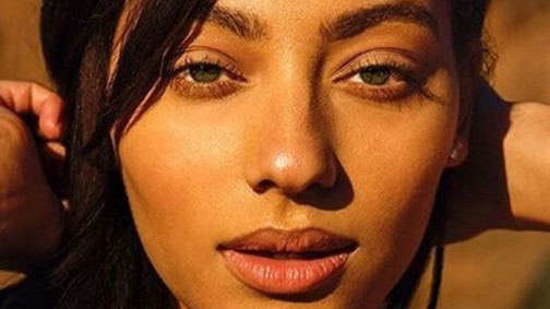 Felépült a rákból ez a 21 éves modell, és most újra a kifutóra állt