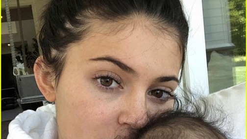 Kylie Jenner kisbabája olyan édesen mosolyog, hogy elolvadsz tőle!