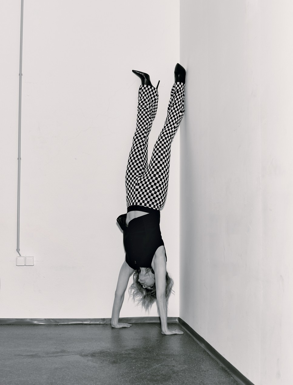 Mellény COS 28 000 Ft | Nadrág BAUM UND PFERDGARTEN – Spark Le Monde 79 990 Ft