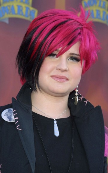Kelly Osbourne-t 2002-ben ismerte meg a nagyvilág, amikor elindult a The Osbournes című reality, ami az Osbourn család kalandos hétköznapjait mutatta be. 