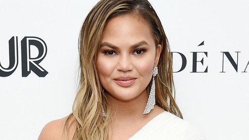 Bizarr és megható egyszerre: Chrissy Teigen édesapja a vállára tetováltatta lánya arcképét