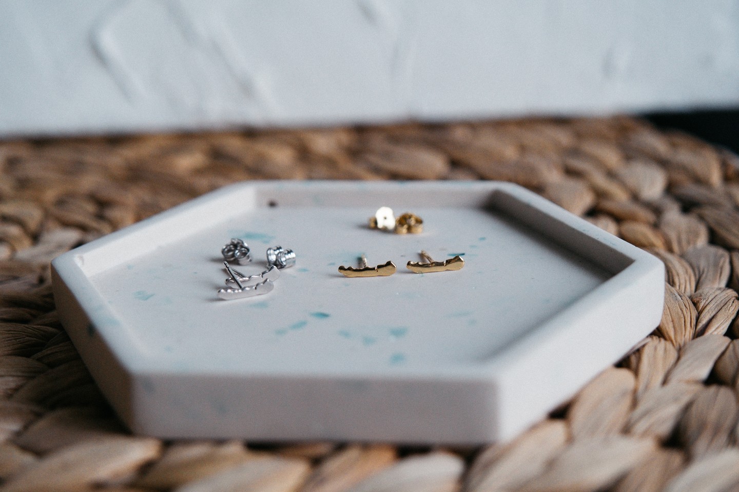 A Mirc Jewellery ékszerei közül az egyik legnépszerűbbek a Balatont ábrázoló darabok