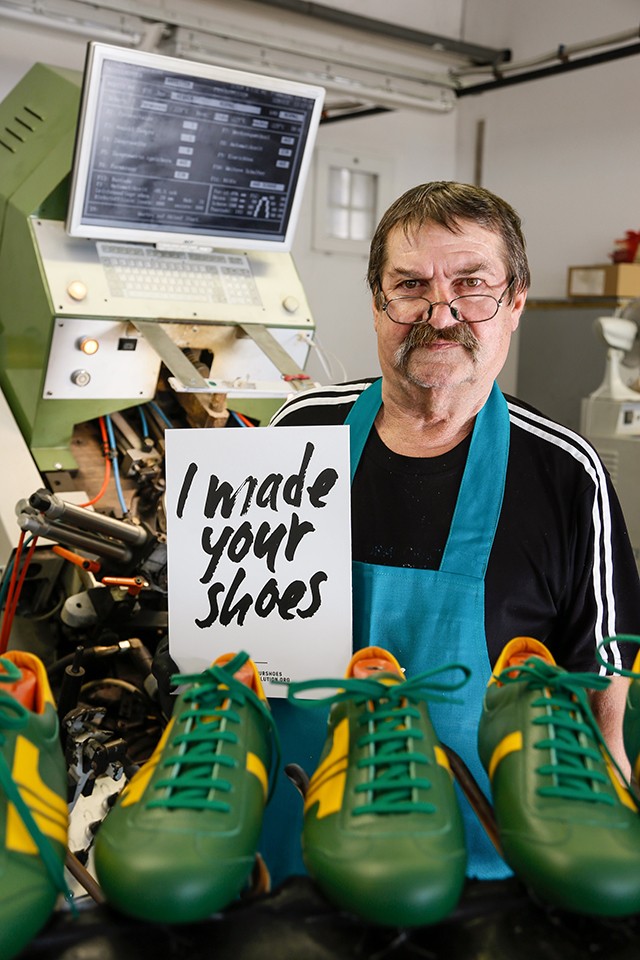 Sokszor elfelejtjük: Valódi emberek kétkezi munkával készítik a ruháinkat, cipőinket