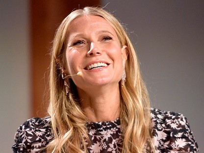 Már Gwyneth Paltrow-t is elérte a rettenetes uszodai papucs trend
