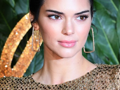 Kendall Jenner ebben az átlátszó pucérruhában bebizonyította, hogy ő is örökölte a híres Kardashian alakot