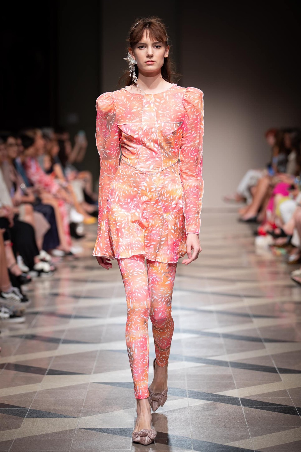 A BCEFW-n úsznak tovább Darja Donezz ukrán divattervező szimbolikus halai