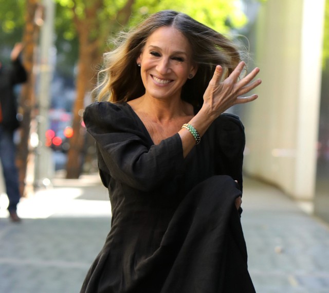 Sarah Jessica Parker rögtönzött divatbemutatóját látnod kell